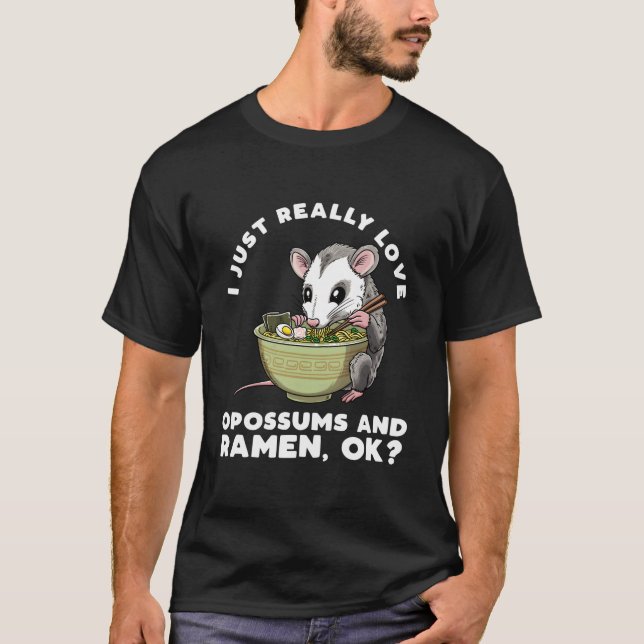 Camiseta Gambá Comendo Macarrão Ra Comida Japonesa Possum R (Frente)