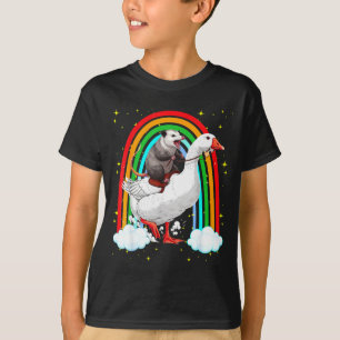 Camiseta Gambá engraçado andando de ganso arco-íris caótico