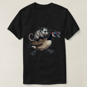 Camiseta Gambá Engraçado Montando Ganso Com Desenho Animado