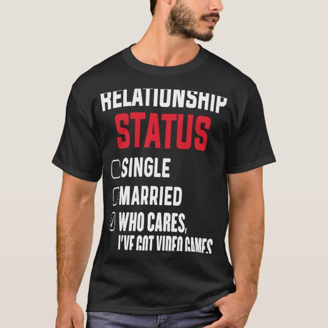 Camiseta Game Addict Relationship Status Gamer Video Games  (Frente)