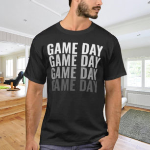 Camiseta “Game Day Repeat” com Tipografia em Negri