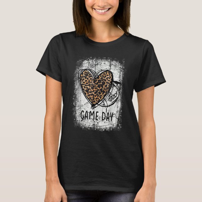 Camiseta game day with leopard heart football  mom bleached (Frente)