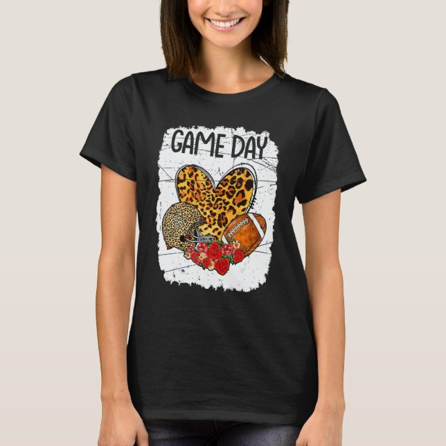 Camiseta Game Day With Leopard Heart Football  Mom Bleached (Frente)