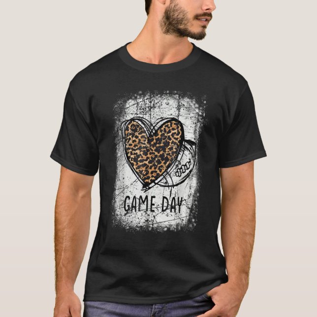 Camiseta game day with leopard heart football  mom bleached (Frente)