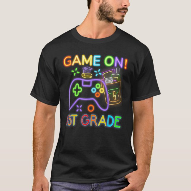 Camiseta Game On 1st Grade Back To School 1st Grade Neon Vi (Frente)