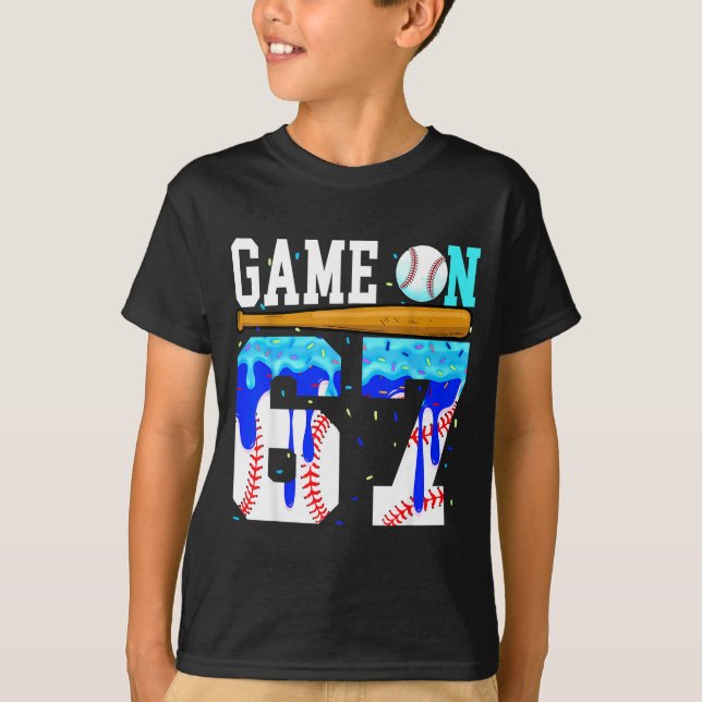 Camiseta Game On 67 Baseball Drip Six Seven Meme 6 7 Birthd (Frente)