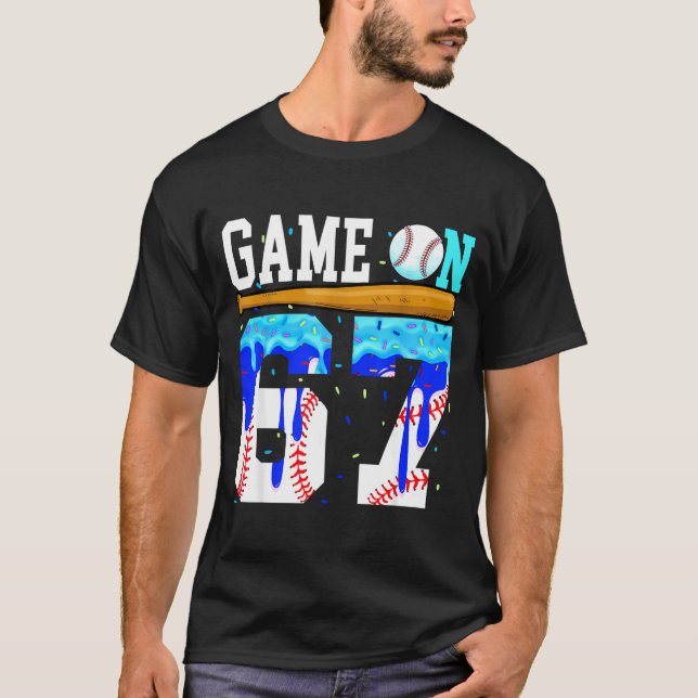 Camiseta Game On 67 Baseball Drip Six Seven Meme 6 7 Birthd (Frente)