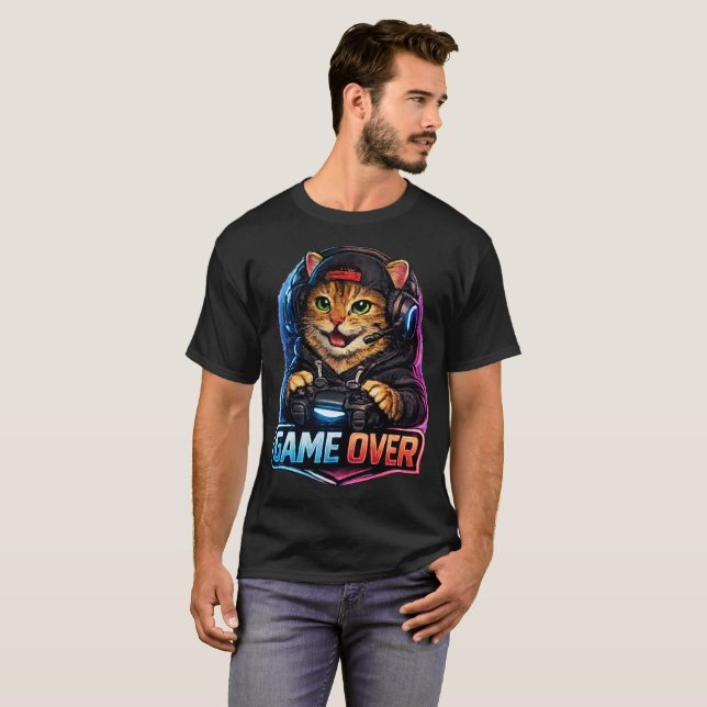 Camiseta GAME OVER Cat T-Shirt – Neon Gaming Cat Controller (Frente Completa)