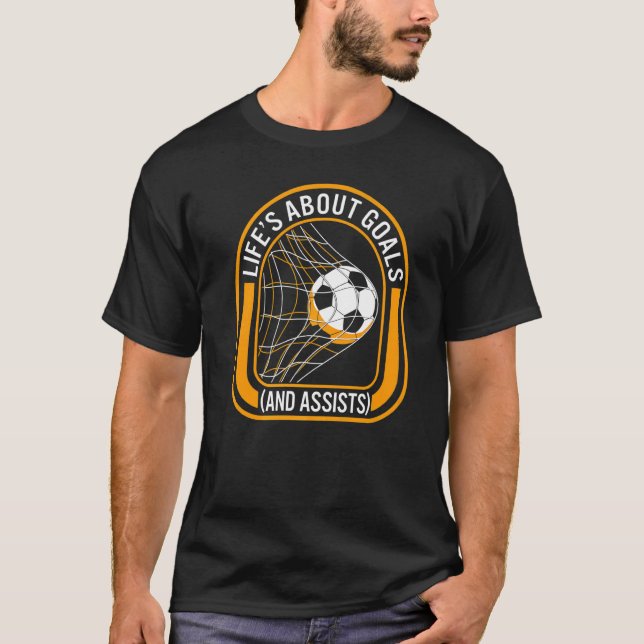 Camiseta Gameday Life's About Goals Assists Soccer Ball Soc (Frente)