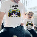 Camiseta Gamer Pai Est Date Gaming Padre Match<br><div class="desc">Design personalizável "pai de jogador" com a data estabelecida para combinar as roupas de um pai e de uma criança com um controlador de jogos retrorreflectores faux neon.</div>