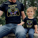 Camiseta Gamer Pai Est Date Gaming Padre Match<br><div class="desc">Design personalizável "pai de jogador" com a data estabelecida para combinar as roupas de um pai e de uma criança com um controlador de jogos retrorreflectores faux neon. Encontre um "amigo de jogos do pai" de uma criança correspondente na minha coleção,  "pai e eu combinando designs".</div>