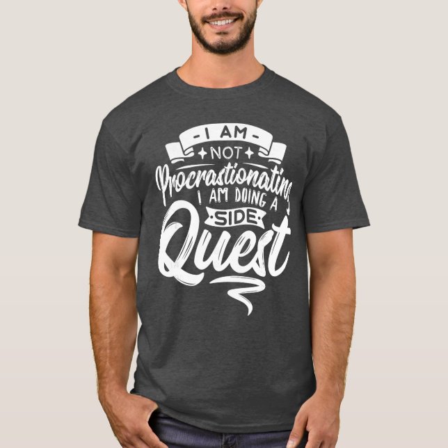 Camiseta Gamer Procrastinating Doing A Side Quest Procrasti (Frente)
