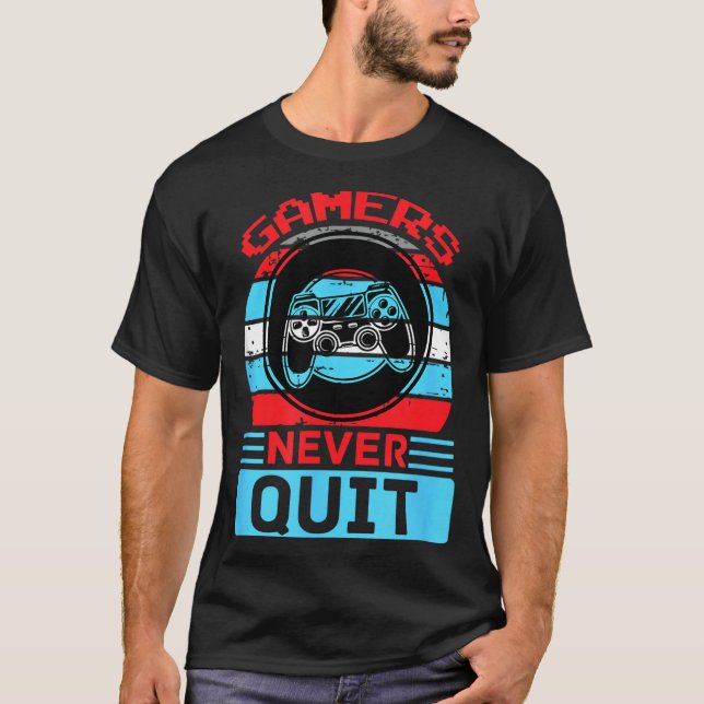 Camiseta Gamers Never Quit Funny Gaming Quotes Gift For Rpg (Frente)