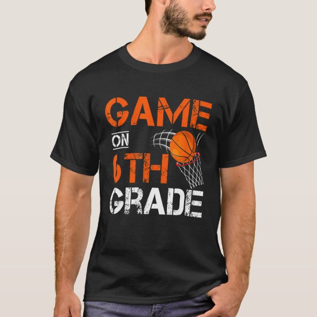 Camiseta Games On Sixth Grade Basketball First Day Of Schoo (Frente)