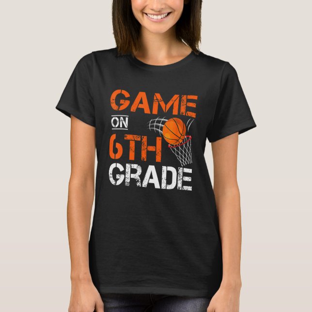 Camiseta Games On Sixth Grade Basketball First Day Of Schoo (Frente)