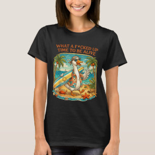 Camiseta Ganso engraçado surfa na praia de verão que moment