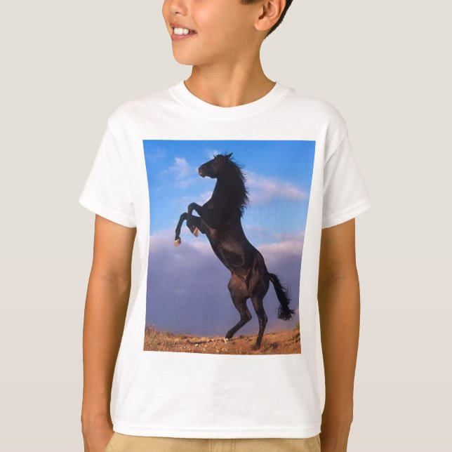 Camiseta Garanhão preto selvagem que eleva o cavalo (Frente)
