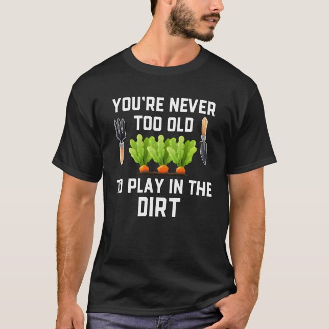 Camiseta Garden and Planting  You re Never Too Old Play in  (Frente)