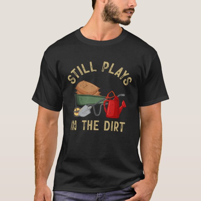 Camiseta Garden  Gardener Still Plays In The Dirt Plant (Frente)