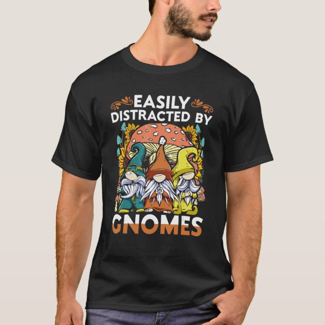 Camiseta Garden Gnome Easiliy Distracted By Gnomes (Frente)