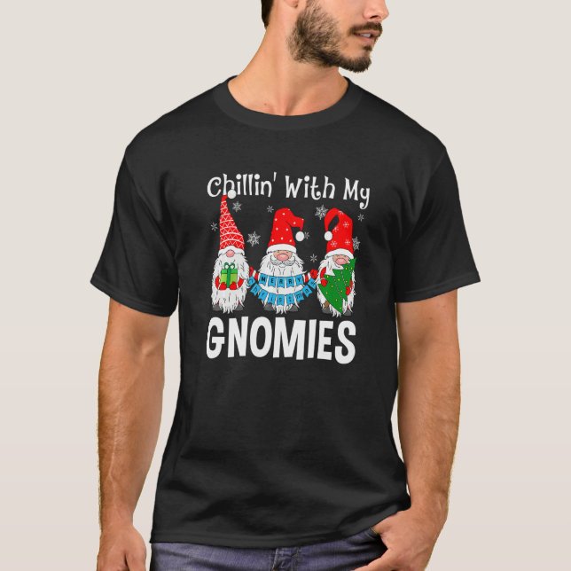 Camiseta Garden Gnome Xmas Chillin With My Gnomies  Santa H (Frente)