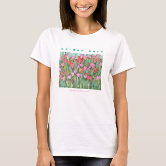 Camiseta Garden Nerd entre Tulipas