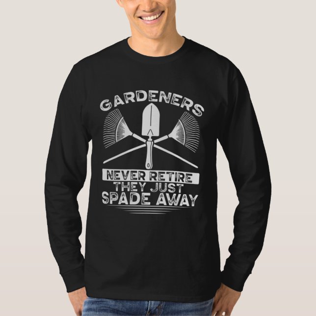 Camiseta Gardeners Never Retire They Just Spade Away Plant (Frente)
