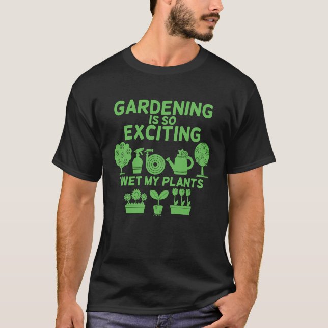 Camiseta Gardening Is So Exciting I Wet My Plants Love Gard (Frente)