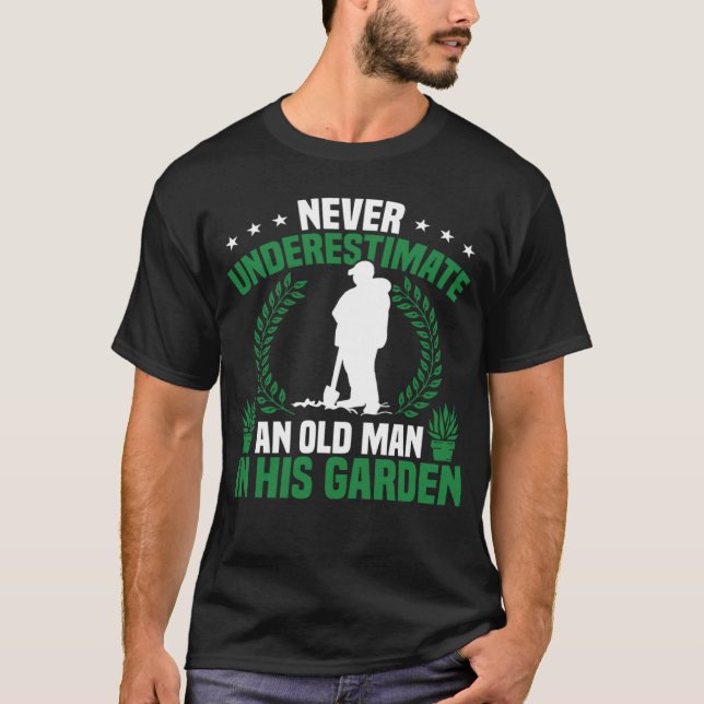 Camiseta Gardening Never Underestimate An Old Man In His Ga (Frente)