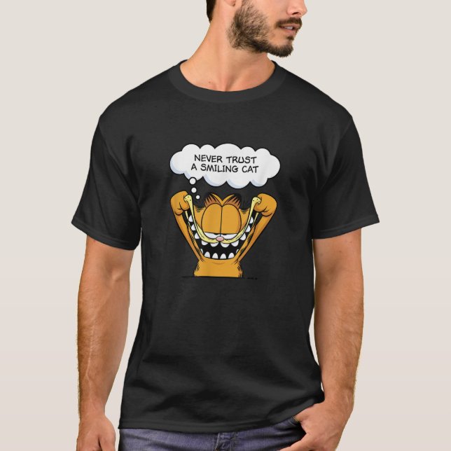 Camiseta Garfield Nunca Confie Em Um Gato Sorridente Pensou (Frente)