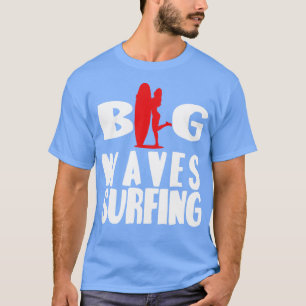 Camiseta garota branca e surfboard ondas grandes surfando
