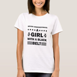 Camiseta Garota Com Um Caratê Negra