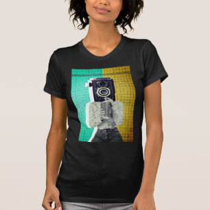 Camiseta Garota da Câmera Vintage - Colagem Artística