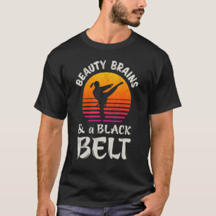 Camiseta Garota de Cinturão Preto de Caratê de Beleza Cláss