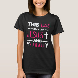 Camiseta Garota de Karate Corre Sobre Karate