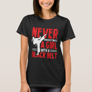 Camiseta Garota de Karatê Feminino Nunca Subestime Uma Garo