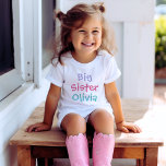 Camiseta Garota do Monograma Colorida da Irmã Grande<br><div class="desc">Personalize a camiseta desta irmã mais velha na moda com o nome da criança. Cor azul violeta,  rosa brilhante e azul aqua - várias opções de estilo,  tamanho e cor de camisa disponíveis.</div>