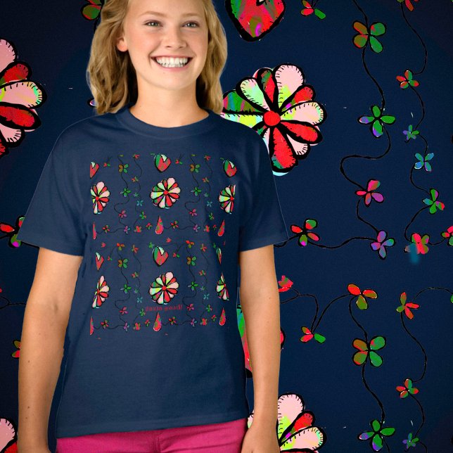 Camiseta Garota feliz, alegre coração e flores (Criador carregado)