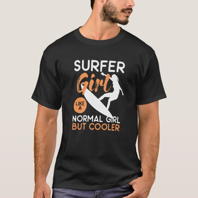 Camiseta Garota Surfista Como Uma Garota Normal Mas Mais Fr (Frente)