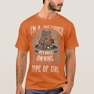 Camiseta Garota Tatuada Que Possui Tipo De Cão-Touro De Rap