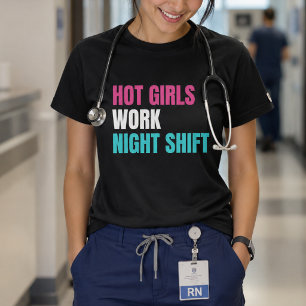 Camiseta Garotas Quentes Trabalham no Turno da Noite Enferm