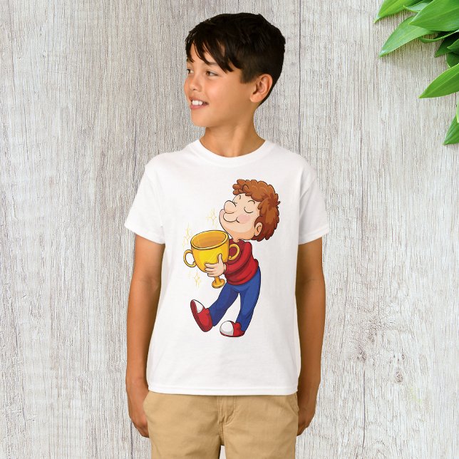 Camiseta Garoto que segura Ouro Troféu Prêmio vencedor (Criador carregado)
