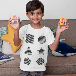 Camiseta Garoto Sorrindo Tocando Formas