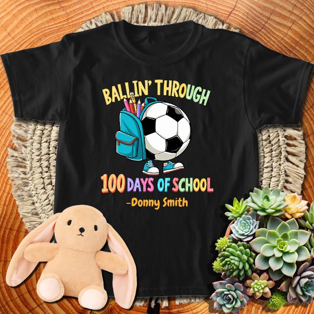 Camiseta Garotos jogam futebol por 100 dias de escola (Criador carregado)