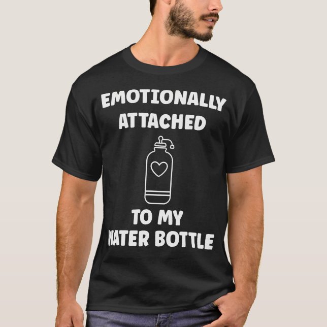 Camiseta Garrafa de Água Engraçada com Apego Emocional (Frente)