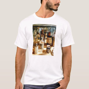 Camiseta Garrafa de Medicamento em Estojo de Vidro