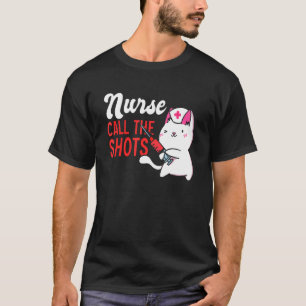 Camiseta Gata Enfermeira Cuidando do Medicamento do Gatinho