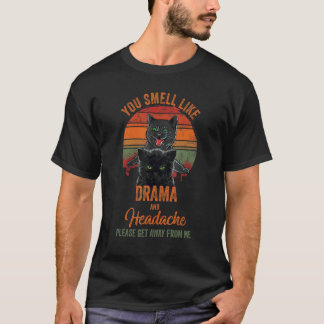 Camiseta Gata Preta Você Cheira a Drama & Dor de Cabeça Vá