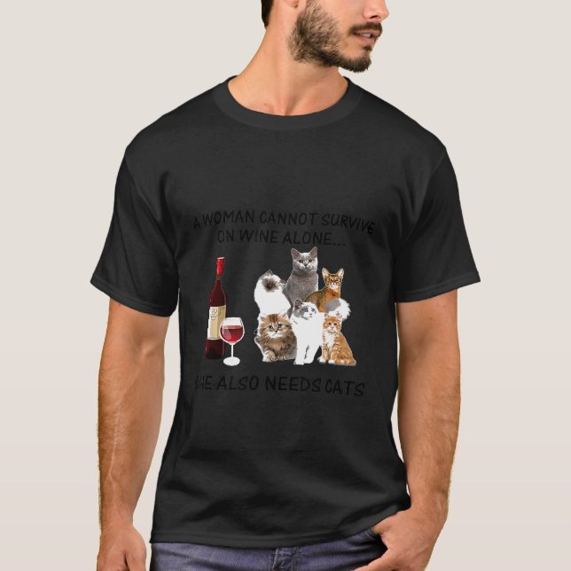 Camiseta Gata Uma Mulher Não Pode Sobreviver Só Com Vinho E (Frente)