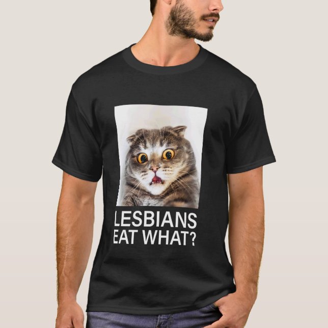 Camiseta Gatas Lésbicas Comem O Que (Frente)